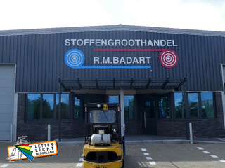 Montage van onverlichte gevel letters